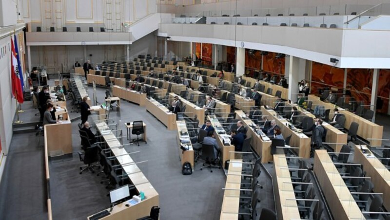 Eine Sitzung des Bundesrats im Parlamentsausweichquartier (Bild: APA/ROLAND SCHLAGER)