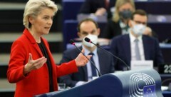 Ursula von der Leyen und Mateusz Morawiecki (rechts) (Bild: AP)