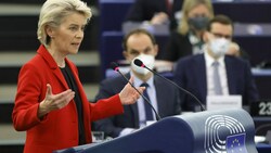 Ursula von der Leyen und Mateusz Morawiecki (rechts) (Bild: AP)