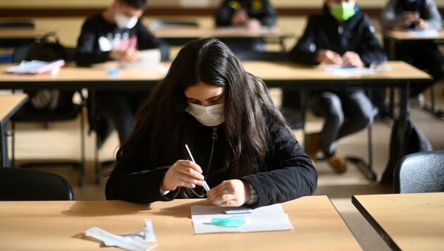Eine Schülerin in Bonn macht einen Selbsttest vor dem Unterricht. (Bild: AFP)