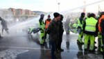 Die italienische Polizei setzte Tränengas und Wasserwerfer ein, um die Demonstration in Triest aufzulösen. (Bild: AFP)