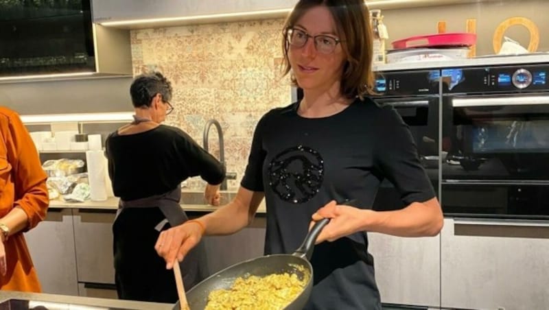 In der Küche von Sponsor Cookina stellte Anna Kiesenhofer bei der großen Abschlussfeier ihres Radstalls auch ihre Kochkünste unter Beweis. (Bild: Michael Gratzer)