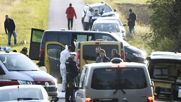 Bei dieser Schlepperfahrt, die der Bande zugerechnet wird, starben zwei Migranten in einem Kleinbus. (Bild: APA/ROBERT JAEGER)