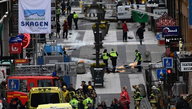 Mit einem gestohlenen Lkw fuhr 2017 ein Attentäter in eine Fußgängerzone in Stockholm. Dabei wurden fünf Menschen getötet, 14 schwer verletzt. (Bild: AFP)