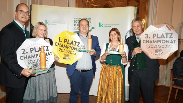 Die glücklichen Gewinner des Steirischen Kürbiskernöl Championats 2021: Andreas Lückl (M.), mit Gerald Malli und Gattin sowie Andrea und Karl Koch (re.) (Bild: Pail Sepp)