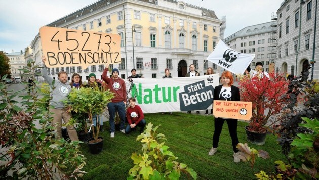 Vor dem Ökogipfel demonstrierte der heimische WWF - „bewaffnet“ mit 45.000 Unterschriften - am Wiener Ballhausplatz. (Bild: WWF/Zinner)