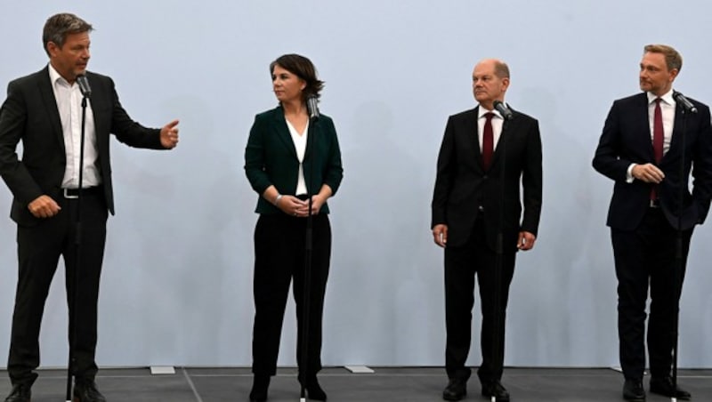 Robert Habeck, Annalena Baerbock (Grüne), Olaf Scholz (SPD) und Christian Lindner (FDP) verhandeln über eine Ampelkoalition. (Bild: APA/AFP/CHRISTOF STACHE)