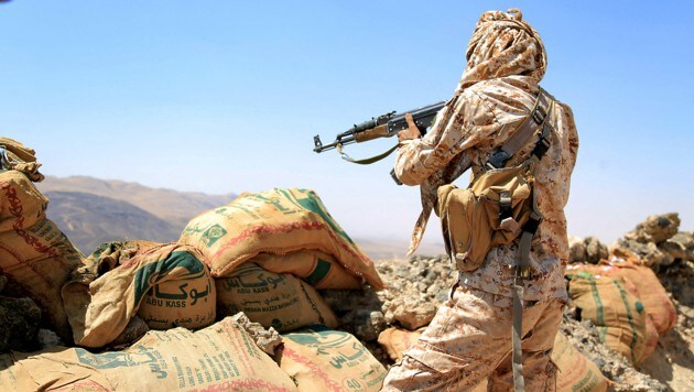 Die Söldnertruppe wollte die jemenitische und saudische Regierung (im Bild ein jemenitischer Soldat) im Kampf gegen die Houthi-Rebellen unterstützen. (Bild: APA/AFP)