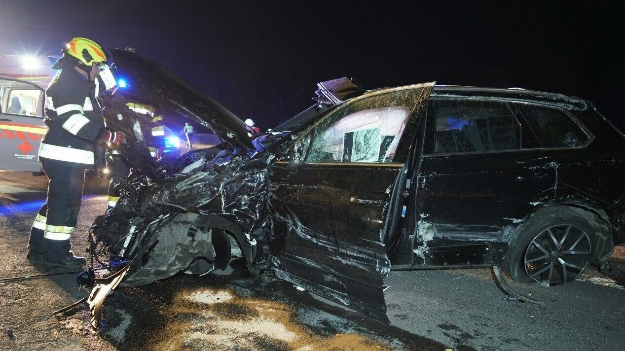 Horrorunfall Auto Berschl Gt Sich Mehrmals Auf Der A Krone At