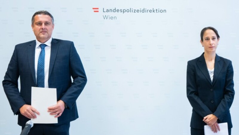 Polizei-Chefermittler Michael Lohnegger und Staatsanwaltschaftssprecherin Nina Bussek (Bild: APA/GEORG HOCHMUTH)