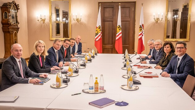Sondierungsgespräch ÖVP-SPÖ, ein Foto aus der Zeit, bevor die ÖVP die Regierungsverhandlungen mit der FPÖ aufnahm. (Bild: FOTOKERSCHI.AT / APA / picturedesk.com)