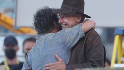 Harrison Ford und Antonio Banderas begrüßen sich am sizilianischen Filmset von „Indiana Jones 5“ (Bild: www.PPS.at)