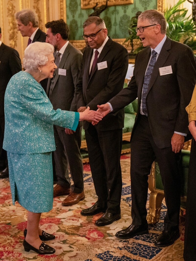 Queen Elizabeth begrüßt Microsoft-Gründer Bill Gates auf Schloss Windsor. (Bild: APA/Photo by Arthur Edwards/AFP)