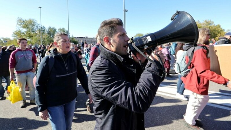 Der Protest der Hafenarbeiter weitet sich aus. (Bild: APA/AFP/ANSA/STRINGER)