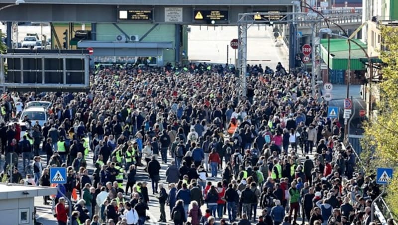 Die Demonstration im Hafen von Triest (hier ein Bild vom 15. Oktober) wurde von der Polizei beendet. Der Protest in Triest geht aber weiter. (Bild: APA/AFP/ANSA/STRINGER)