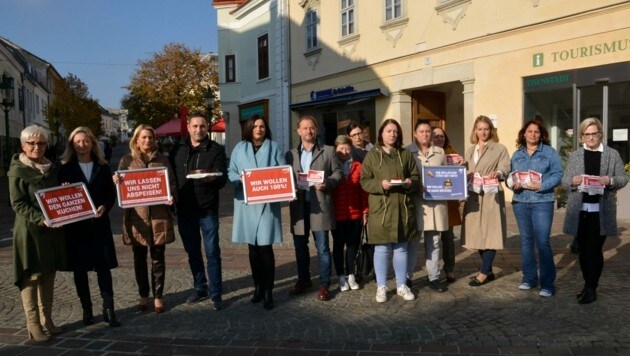 Die Frauen hinter der SPÖ und SJ Burgenland, darunter LH-Stellvertreterin Astrid Eisenkopf (2. v. li.) und SJ-Vorsitzende Jasmine Sommer (M.), machten mit einer Aktion in Eisenstadt auf den Equal Pay Day aufmerksam. (Bild: Charlotte Titz)