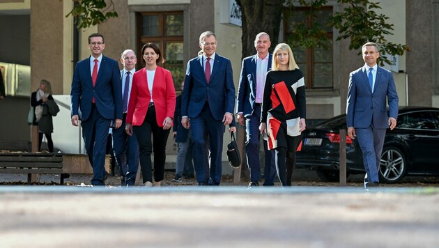 Das neue ÖVP-Regierungsteam auf dem Weg zur Pressekonferenz (Bild: Markus Wenzel)