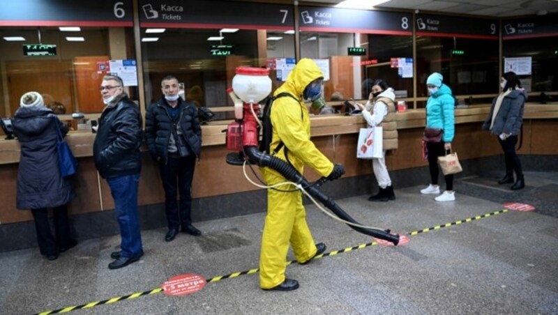 Desinfektionsmaßnahmen am Moskauer Hauptbahnhof (Bild: AFP)