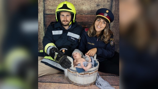 Feuerwehrmann Felix mit Gattin und Polizistin Lisa samt ihrem Nachwuchs Leonhard Andreas. (Bild: Nicole Olbort)
