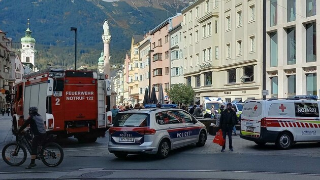 Ein Großaufgebot an Einsatzkräften vor dem Einkaufszentrum (Bild: Manuel Schwaiger)