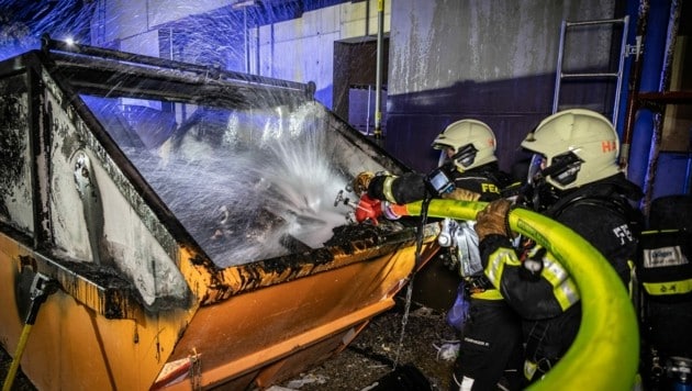 Großeinsatz für 100 Feuerwehrmänner in Leonding. Ein Baucontainer stand in Flammen. (Bild: (c) Antonio Bayer Photography)