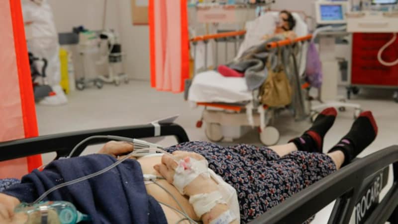 Vor allem die Lage in den rumänischen Spitälern ist aktuell besorgniserregend. Laut einer Ärztin streiten sich Patienten sogar um Sauerstoffgeräte. (Bild: AP)