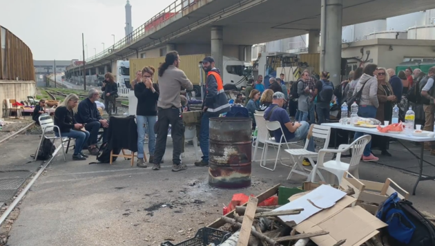 Die Demonstranten hatten es sich vor dem Hafeneingang recht gemütlich eingerichtet. (Bild: ruptly.com)