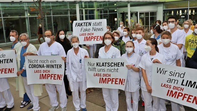 Vor allen Landesspitälern demonstriert heute das medizinische Personal. Den Anfang machte Gmunden. (Bild: Marion Hörmandinger)