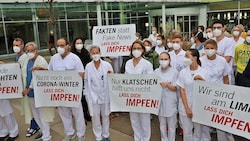 Vor allen Landesspitälern demonstriert heute das medizinische Personal. Den Anfang machte Gmunden. (Bild: Marion Hörmandinger)