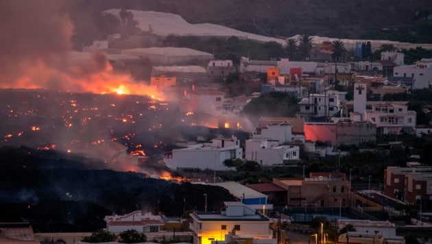 Auf La Palma flüchten weiterhin Hunderte Menschen vor dem Lava und Asche spuckenden Vulkan. (Bild: AP)