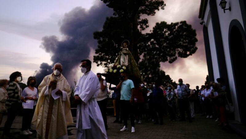 Auf der Insel La Palma finden sogar eigene Gottesdienste statt, wo Gläubige dafür beten, dass der Vulkan seine Aktivität wieder einstellt. (Bild: AP)