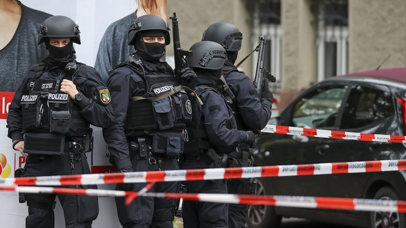 Hintergründe der Tat werden im familiären Umfeld vermutet – die Polizei fahndet auf Hochtouren nach dem Täter. (Bild: APA/dpa-Zentralbild/Jan Woitas)