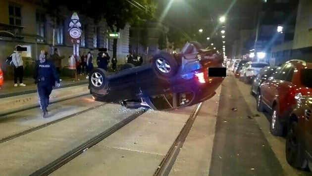 Das Auto blieb am Dach liegen. (Bild: LPD Wien)