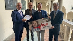 Am Donnerstag wurde die Petition, die für mehr Lärmschutz entlang von Bahngleisen ist, an den Landtagspräsidenten Reinhart Rohr übergeben. (Bild: Elisa Aschbacher)