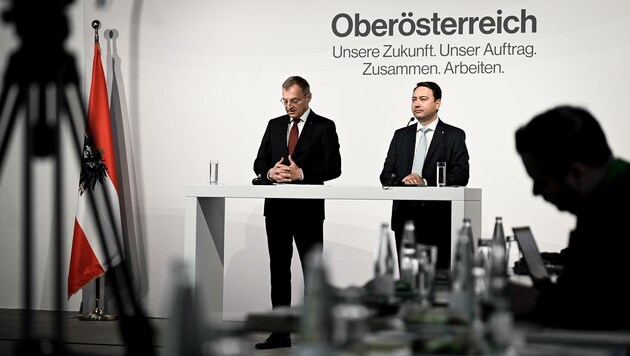 LH Thomas Stelzer und LH-Vize Manfred Haimbuchner bei der Präsentation ihres Papiers (Bild: Alexander Schwarzl)