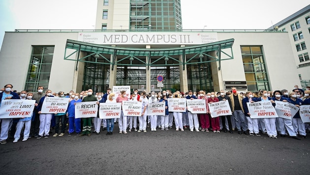 Das Krankenhauspersonal machte vor dem Med Campus III auf die schwierige Situation aufmerksam. (Bild: Alexander Schwarzl)