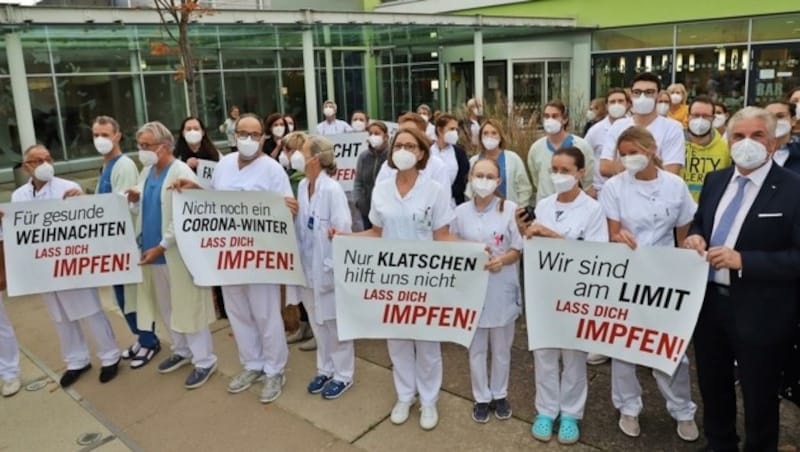 Am Salzkammergut Klinikum Gmunden starteten die Kundgebungen. (Bild: Hörmandinger Reinhard)