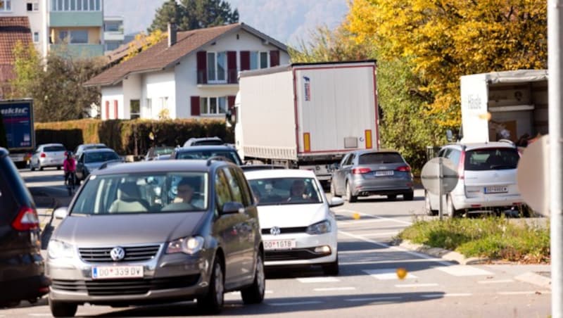 Lustenau am 18.10.2017 Ikea Ansiedelung Umfrage Kronenzeitung Verkehr Auto Stau Fahrzeuge (Bild: Mathis Fotografie
Schweizerstrasse 22
A-6845 Hohenems
mathis@fotovideo.at

UID NR.: ATU 699 20179
IBAN: AT93374610000084400
BIC)