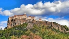 Eine herrliche Herbst-Kulisse bietet die „Zotterschleife“ rund um die historische Riegersburg. Diese Wanderung lädt zum Genießen ein! (Bild: Weges)