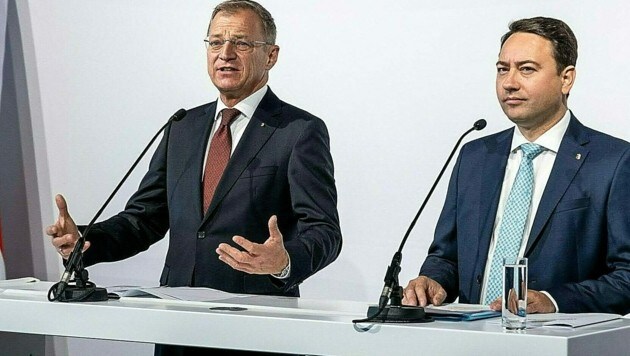 Landeshauptmann Thomas Stelzer (ÖVP) und sein Stellvertreter Manfred Haimbuchner (FPÖ) bei der Präsentation ihres Programms für weitere sechs Jahre Schwarz-Blau in Oberösterreich. (Bild: APA/FOTOKERSCHI.AT/ANTONIO BAYER)