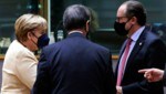 Bundeskanzlerin Angela Merkel verabschiedet sich nach 16 Jahren Amtszeit von der EU-Bühne. Bundeskanzler Alexander Schallenberg betritt diese als neuer rot-weiß-roter Regierungschef. (Bild: AP)