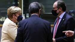 Bundeskanzlerin Angela Merkel verabschiedet sich nach 16 Jahren Amtszeit von der EU-Bühne. Bundeskanzler Alexander Schallenberg betritt diese als neuer rot-weiß-roter Regierungschef. (Bild: AP)