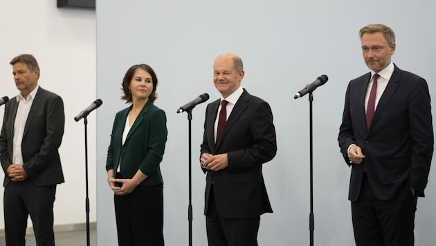 Das Grünen-Führungsduo Habeck und Baerbock, SPD-Kanzlerkandidat Scholz und FDP-Chef Lindner wollen zügig verhandeln. (Bild: AP)
