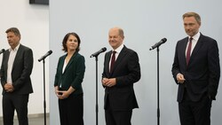 Das Grünen-Führungsduo Habeck und Baerbock, SPD-Kanzlerkandidat Scholz und FDP-Chef Lindner wollen zügig verhandeln. (Bild: AP)