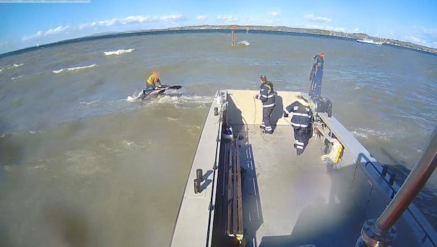 Der 36-jährige Bootsführer konnte sich auf das Dach seines gesunkenen Motorboots retten. (Bild: Feuerwehr Hard)