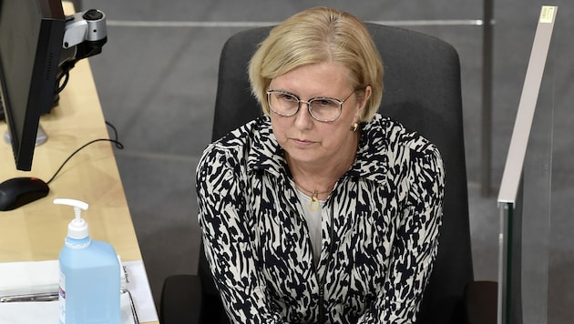 Die SPÖ verlangt de facto die Absetzung von Rechnungshofpräsidentin Margit Kraker. (Bild: APA/HANS PUNZ)