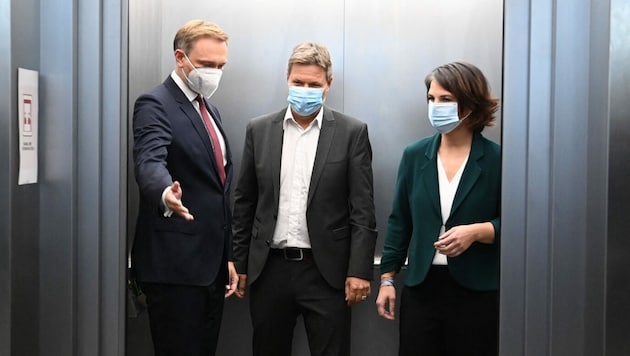 FDP-Chef Lindner, und die grüne Doppelspitze Habeck und Baerbock nach einem Treffen vergangene Woche - Wer lässt wem den Vortritt auf dem Weg nach oben? (Bild: AFP or licensors)