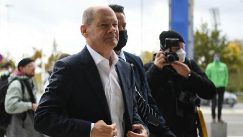 Einig sind sich drei Parteien nur darin, dass Olaf Scholz Kanzler werden soll. (Bild: APA/AFP/INA FASSBENDER)