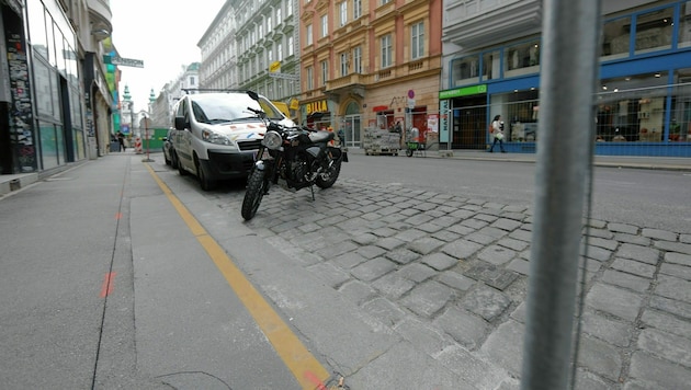 Gelbe Linie am Gehsteigrand heißt Parkverbot für Fahrzeuge. (Bild: Gerhard Bartel)