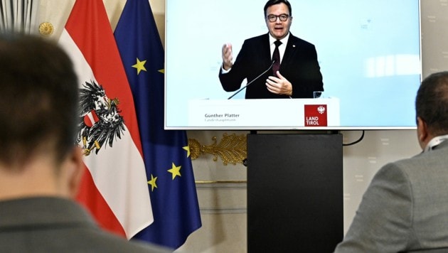 Der Tiroler Landeshauptmann Günther Platter (ÖVP), beim Bund-Länder-Gipfel über Video zugeschaltet, lässt sich schon vor der PK am Abend in die Karten blicken. Es dürfte wohl schon bald Verschärfungen für Ungeimpfte geben. (Bild: APA/HANS PUNZ)